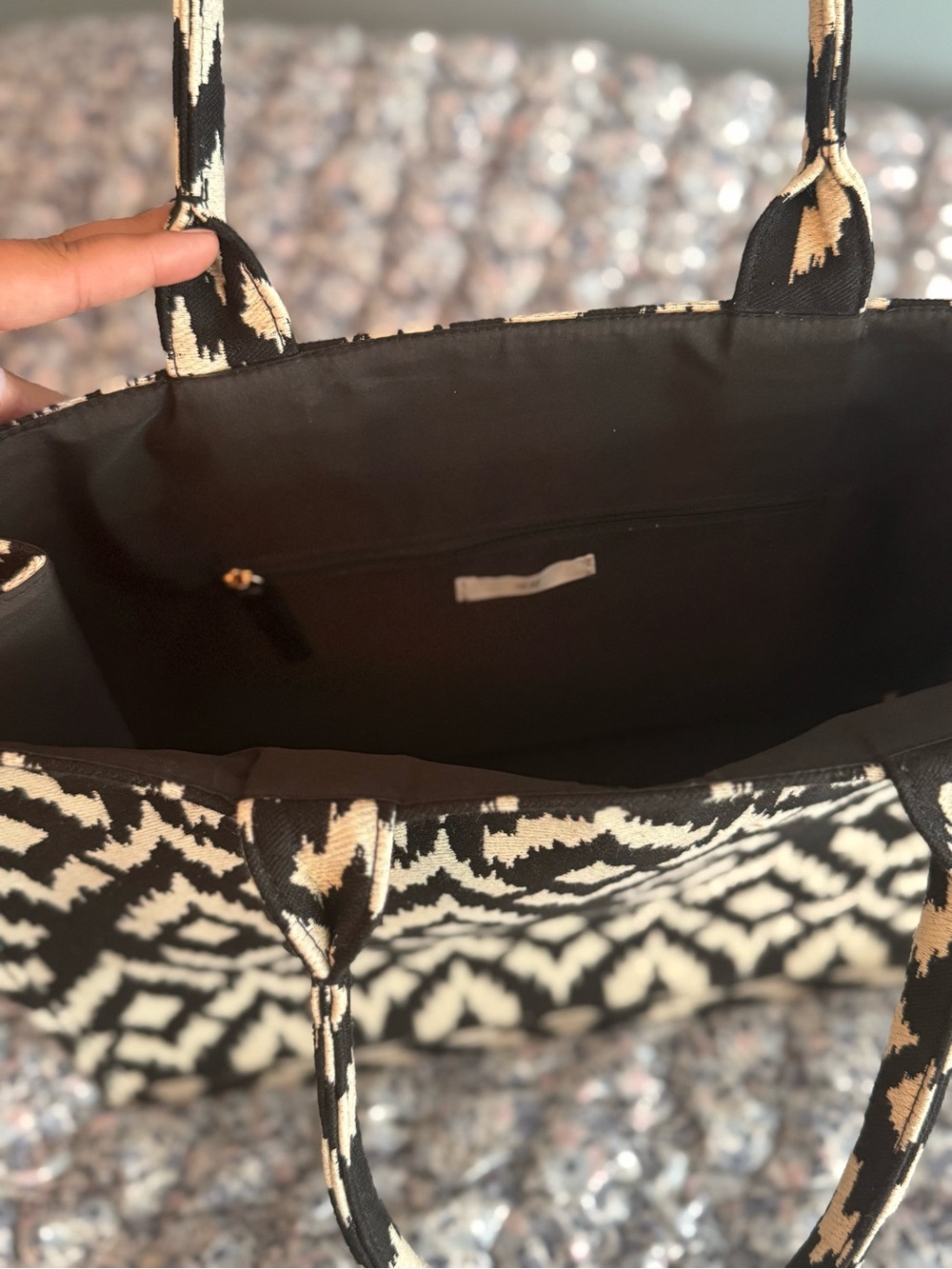 H&M Pattern Tote - Picture 2 of 3
